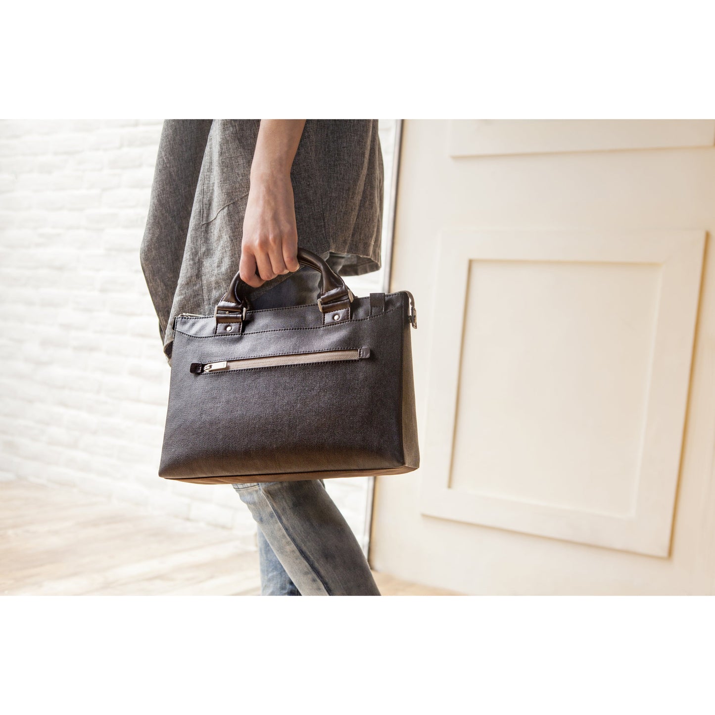 Moshi Moshi Urbana Mini Lightweight Bag - Metro Black Padded Phone/tablet Compartments Detachable Shoulder Strap