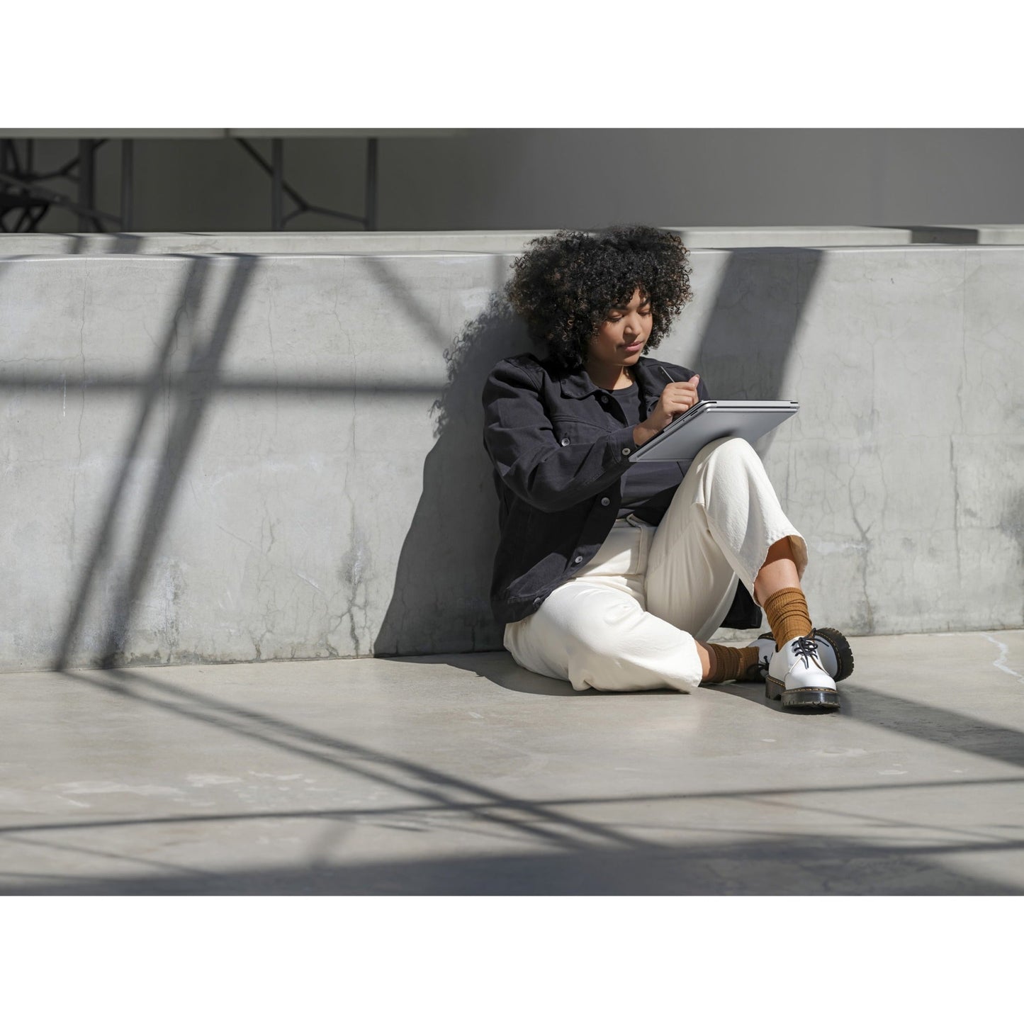 Microsoft Surface Laptop Studio 14.4" Touchscreen Convertible 2 in 1 Notebook - 2400 x 1600 - Intel Core i7 - 32 GB Total RAM - Platinum - TAA Compliant