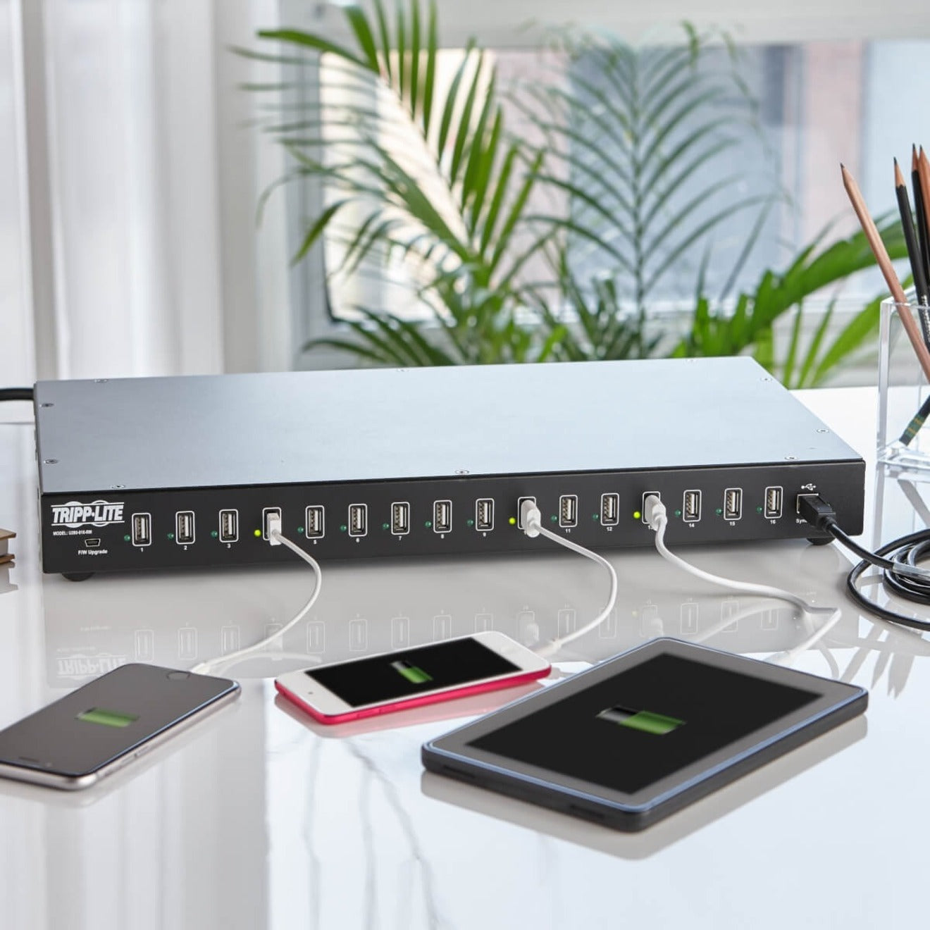 Tripp Lite 16-Port USB Charging Station with Syncing Function 5V 40A / 200W USB Charger Output TAA