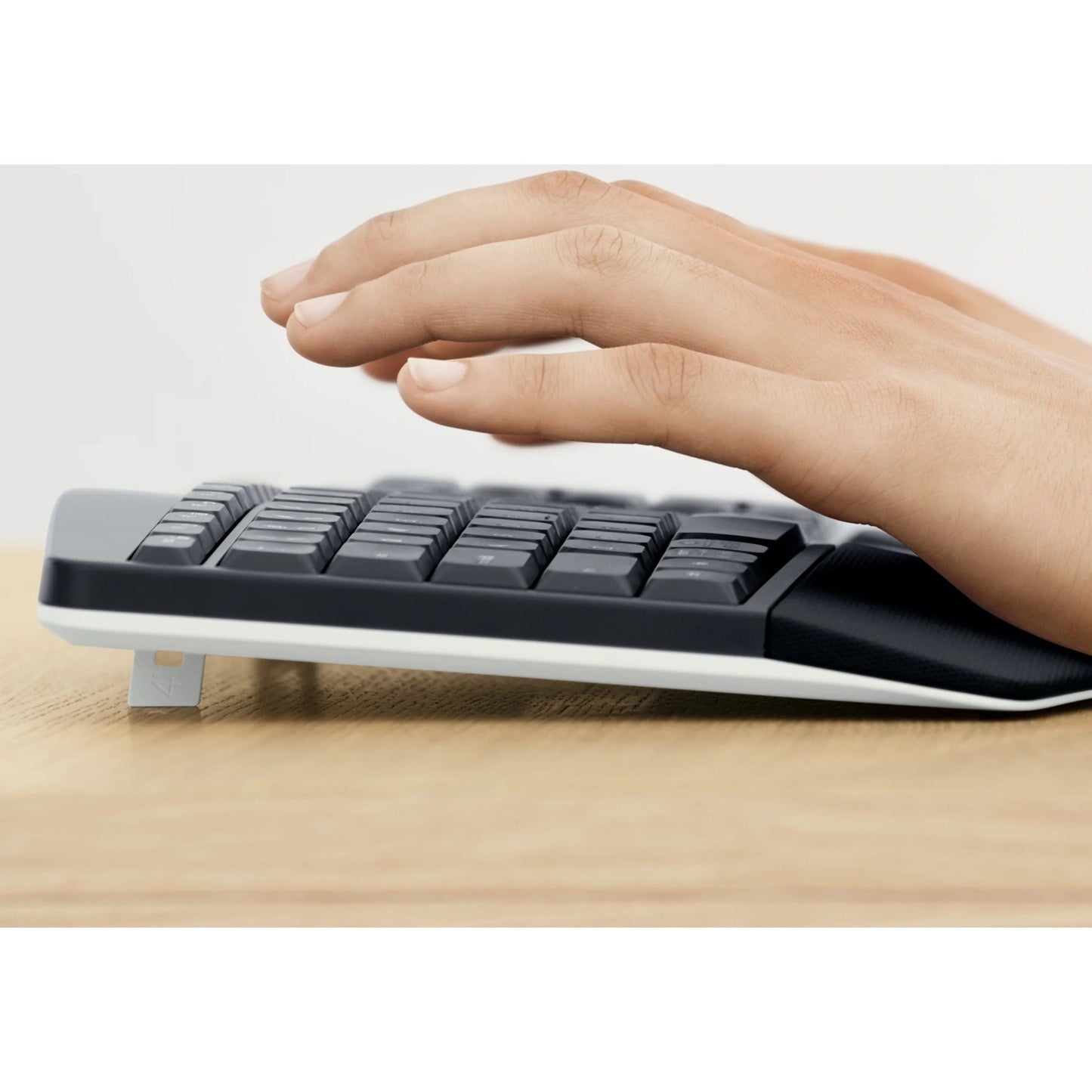 Logitech&reg; MK850 Performance Wireless Keyboard and Mouse Combo