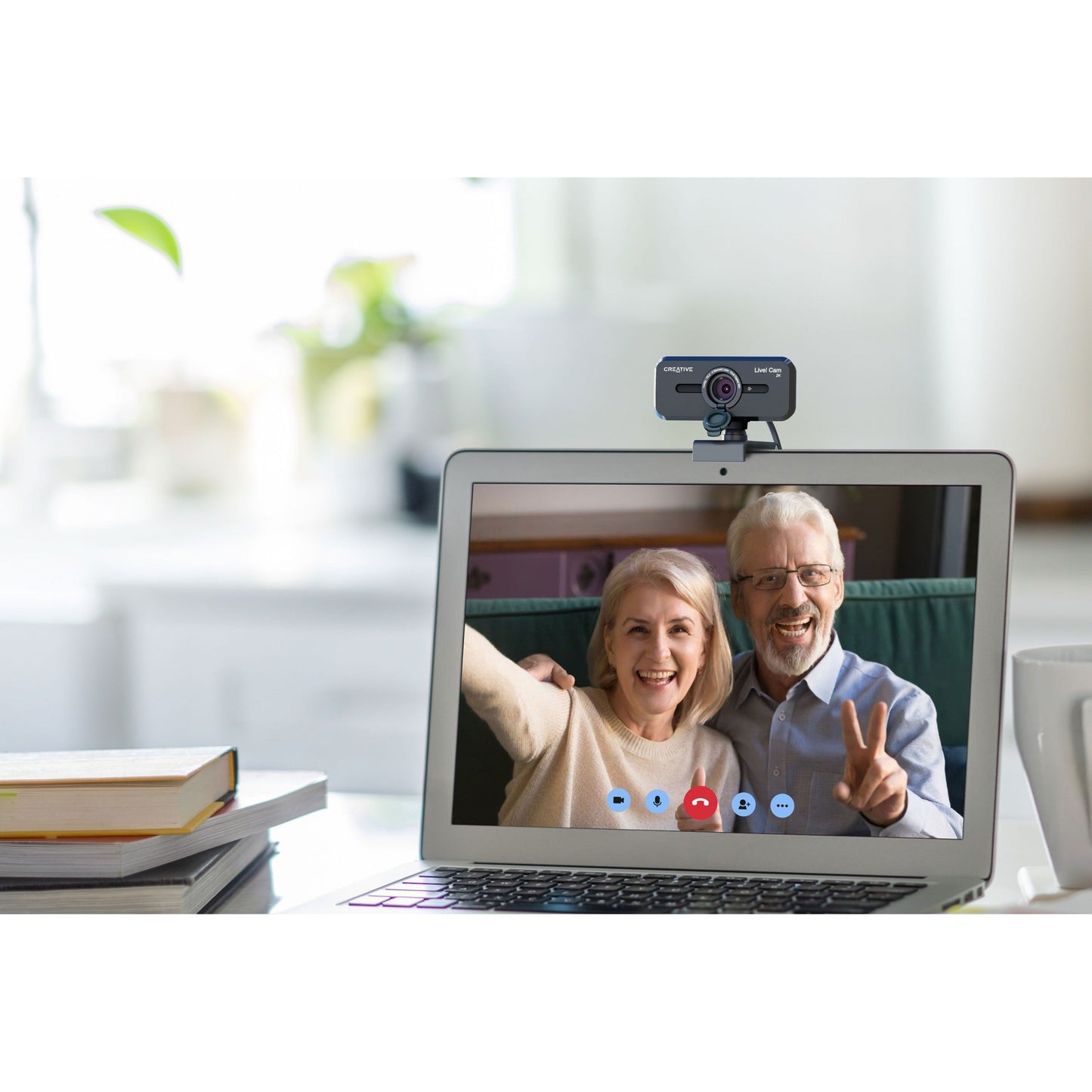 Creative Live! Cam Sync V3 2K QHD USB Webcam with 4X Digital Zoom (4 Zoom Modes from Wide Angle to Narrow Portrait View) Privacy Lens 2 Mics for PC and Mac